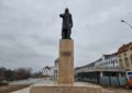 Statuia poetului Mihai Eminescu, în plin proces de restaurare