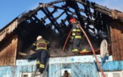 O întreagă familie salvată de pompierii bihoreni dintr-o casă cuprinsă de flăcări