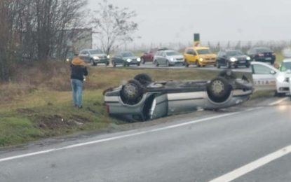 Un șofer grăbit a ajuns cu mașina în șanț și cu roțile în sus la ieșirea din Oradea