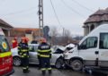 Accident la Petrileni, între un microbuz şi un autoturism