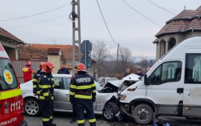 Accident la Petrileni, între un microbuz şi un autoturism