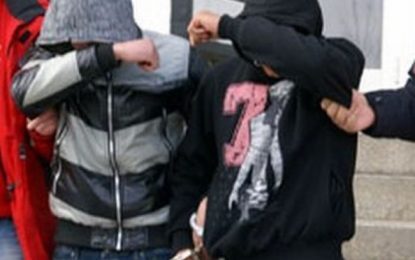 Doi tineri, bănuiți că ar fi tâlhărit un bărbat, pe o stradă din Oradea, reținuți de polițiștii orădeni