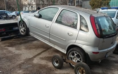 Autoturism abandonat, ridicat și transportat pe strada Academiei