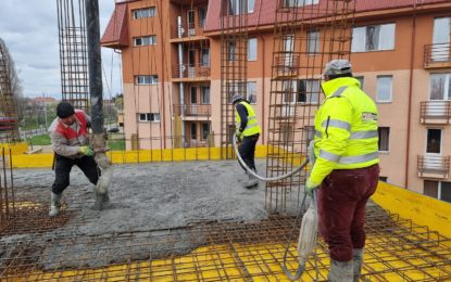 Se toarnă planșeul la căminul C1 din Campusul Universității