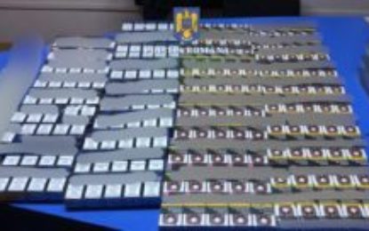 8.000 de țigarete netimbrate legal și autoturismul cu care erau transportate, confiscate de polițiștii bihoreni