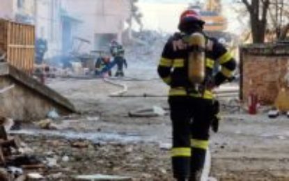 Operațiune periculoasă de stingere a unui incendiu izbucnit la o clădire din Oradea