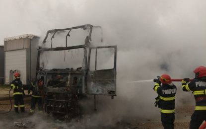 Incendiu la un autocamion parcat în curtea unei societăți comerciale de pe strada Matei Corvin