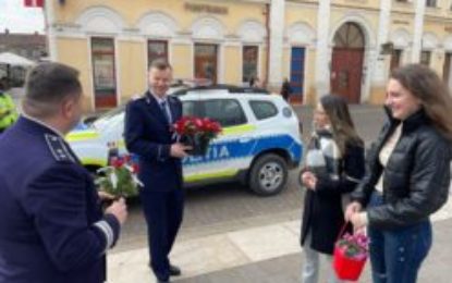 De 8 martie, femeile au fost întâmpinate cu flori și mesaje preventive, de polițiștii bihoreni