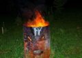 O tănără de 21 de ani a fost incendiată de iubitul ei, care se credea vrăjitor. Trupul fetei, găsit într-un butoi în flăcări