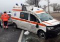 Accident între o autospecială de ambulanță și un autoturism, lângă Borod