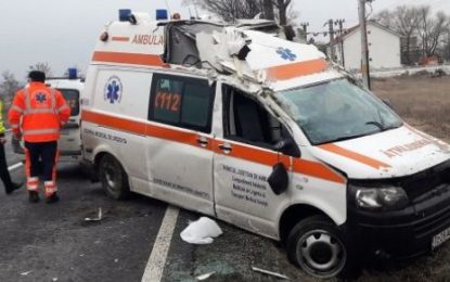 Accident între o autospecială de ambulanță și un autoturism, lângă Borod