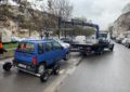 Autoturism abandonat, ridicat de pe strada Lacul Roșu