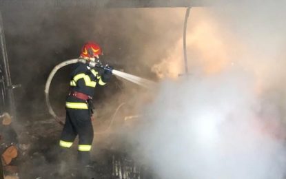 Atenție la mijloacele de încălzire! Incendiu la o gospodărie din Oradea