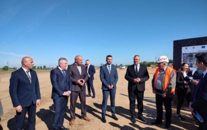 Premierul Nicolae Ciucă, însoțit de primarul Florin Birta, a vizitat șantierul lucrărilor la legătura Centura Oradea – Autostrada A 3