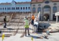Continuă lucrările de amenajare a piațetei de deasupra Parcării Independenței