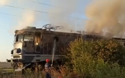 A luat foc locomotiva trenului Regio 3072 Oradea- Cluj. Pasagerii s-au autoevacuat.
