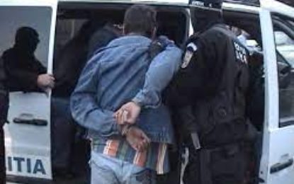 Un tânăr, bănuit de tâlhărie, furt și conducerea unui autoturism neînmatriculat, reținut de polițiștii orădeni și arestat de magistrați