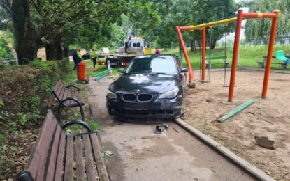 Un tânăr de 27 de ani a ajuns cu mașina în Parcul Cantemir după ce conducea ca la Raliu.