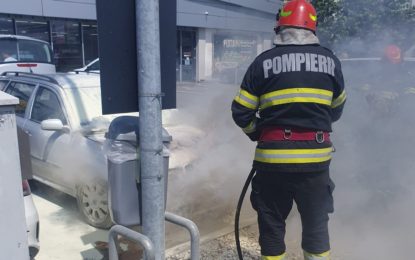 Incendiu la un autoturism, pe strada Tudor Vladimirescu, în parcarea unui supermarket
