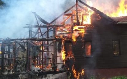 Incendiu violent la o cabană din Vadu Crișului