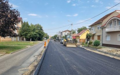 Se așterne primul strat de asfalt pe strada Meșteșugarilor