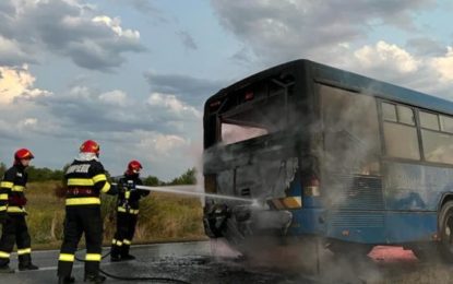 Incendiu la un autobuz aflat în mers, pe raza localității Lunca