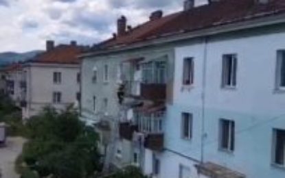 Pompierii șteieni au salvat un câine blocat pe acoperișul unui balcon
