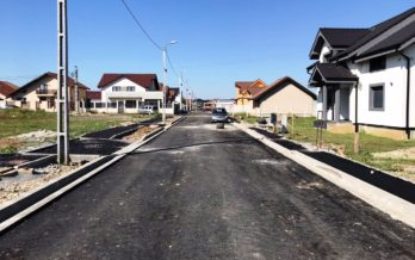 S-a turnat primul strat de asfalt pe strada Corneliu Zdrehuș
