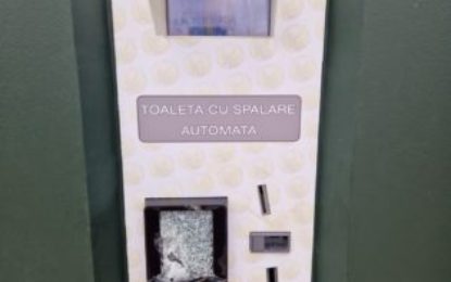 Toalete publice automate, vandalizate din nou