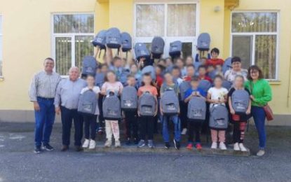 Rechizite pentru 70 de copii – 30 de ghiozdane echipate, distribuite la Școala Gimnazială nr. 1 Vârciorog