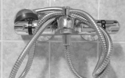 Se întrerupe furnizarea apei calde pentru consumatorii de la trei puncte termice din Sânmartin