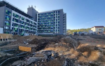 Au început lucrările la parcarea supraetajată și noul ambulatoriu al Spitalului Județean: primii piloți forați