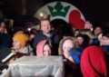 Înconjurat de copii, primarul Florin Birta a dat startul luminilor de sărbători