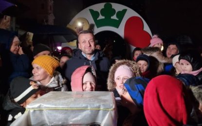 Înconjurat de copii, primarul Florin Birta a dat startul luminilor de sărbători