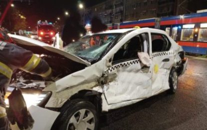 Pompierii orădeni au intervenit la un accident produs între un tramvai și un autoturism, în municipiul Oradea