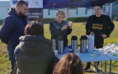 Cafea, ceai cald și recomandări preventive, oferite de polițiștii bihoreni șoferilor care se întorc acasă, de Crăciun