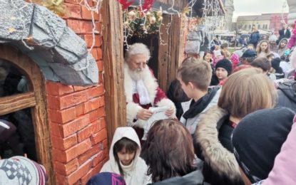 Moș Crăciun aduce 1.200 pachete cu dulciuri la  Târgul de Crăciun Oradea