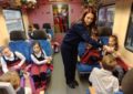 Copiii prezenți în călătoria cu trenul lui Moș Crăciun au interacționat cu polițiștii de prevenire bihoreni, pentru o vacanță de iarnă în siguranță