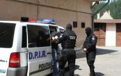 Patru tineri, bănuiți că ar fi tâlhărit un alt tânăr, pe o stradă din Oradea, reținuți de polițiștii orădeni și arestați de magistrați
