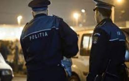 Un tânăr, cercetat pentru că ar fi tâlhărit un alt tânăr, pe o stradă din Oradea, reținut de polițiști și arestat de magistrați