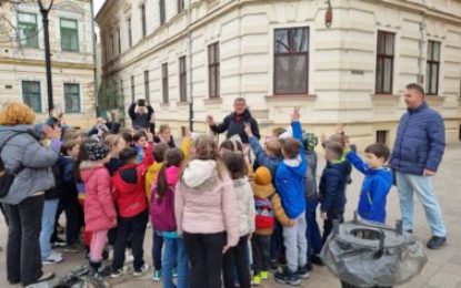 Elevii de la Școala Nicolae Bălcescu au ecologizat malul Crișului Repede