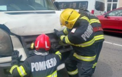 Intervenție a pompierilor bihoreni la un accident rutier produs între un microbuz și o dubă de transport marfă, în Salonta