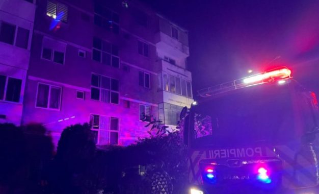 Incendiu în miez de noapte, la un bloc din Aleșd