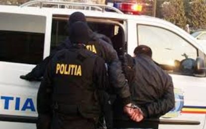 Un bărbat, cercetat pentru lovire și alte violențe și tulburarea ordinii și liniștii publice,  reținut de polițiștii din Oradea. Un alt bărbat este cercetat penal în aceeași cauză