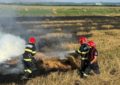 Incendiu la o presă de balotat și la baloți de paie de pe un teren din Săcădat