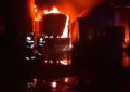 Incendiu violent la o hală industrială din comuna Finiș