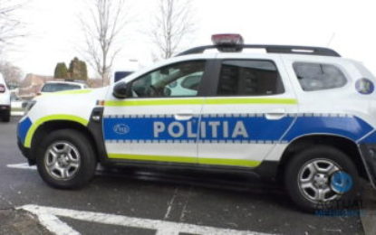 Doi bărbați, care ar fi sustras dintr-un magazin alimente și băuturi alcoolice în valoare de 2.000 de lei, reținuți de polițiști