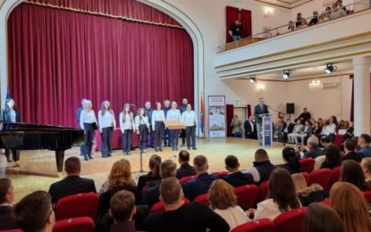 Elevii și profesorii cu rezultate deosebite, premiați la Filarmonica de Stat din Oradea