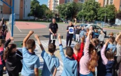 Siguranța se învață din copilărie – peste 2.500 de elevi bihoreni, pregătiți de polițiștii de la prevenire și de polițiștii rutieri