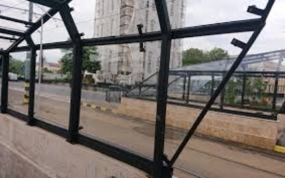 Curățarea și spălarea balustradelor pasajului Magheru, podului Dacia și podului Sfântul Ladislau
